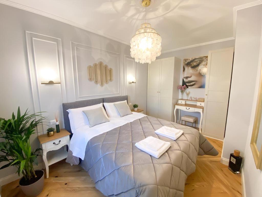 Postel nebo postele na pokoji v ubytování Isabella's Luxury Boutique