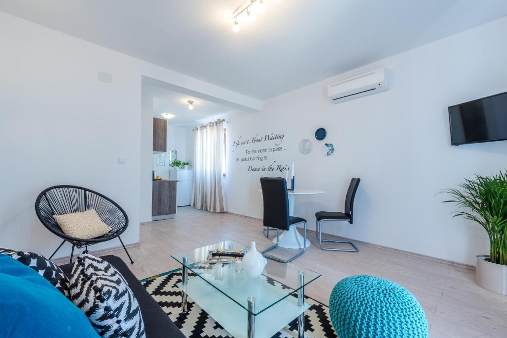 TV a/nebo společenská místnost v ubytování Apartments Villa Made 4U