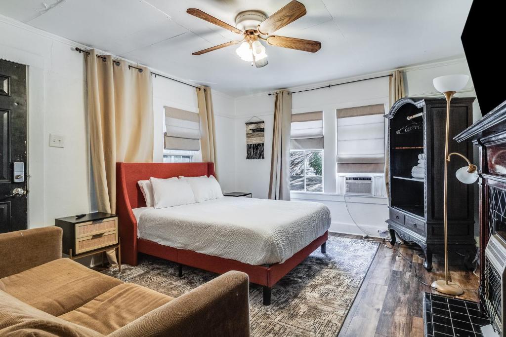 1 dormitorio con 1 cama y ventilador de techo en Jefferson Flat - Balcony Suite, en Lafayette