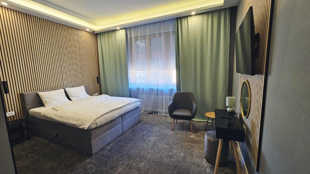 1 dormitorio con 1 cama, 1 silla y 1 ventana en B&B Centar en Zagreb