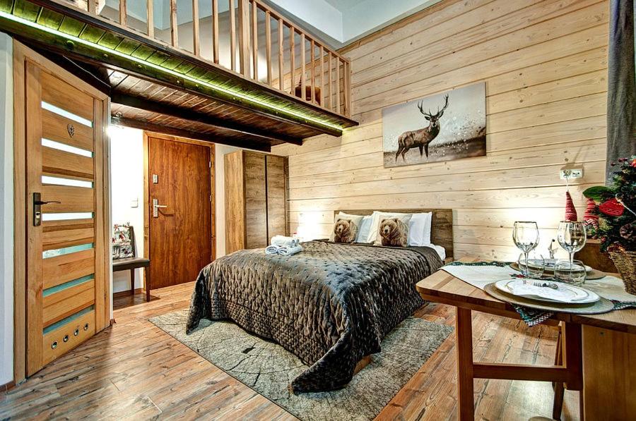 ザコパネにあるWilla Kasprowyのベッドルーム1室(壁に鹿が1匹いるベッド1台付)