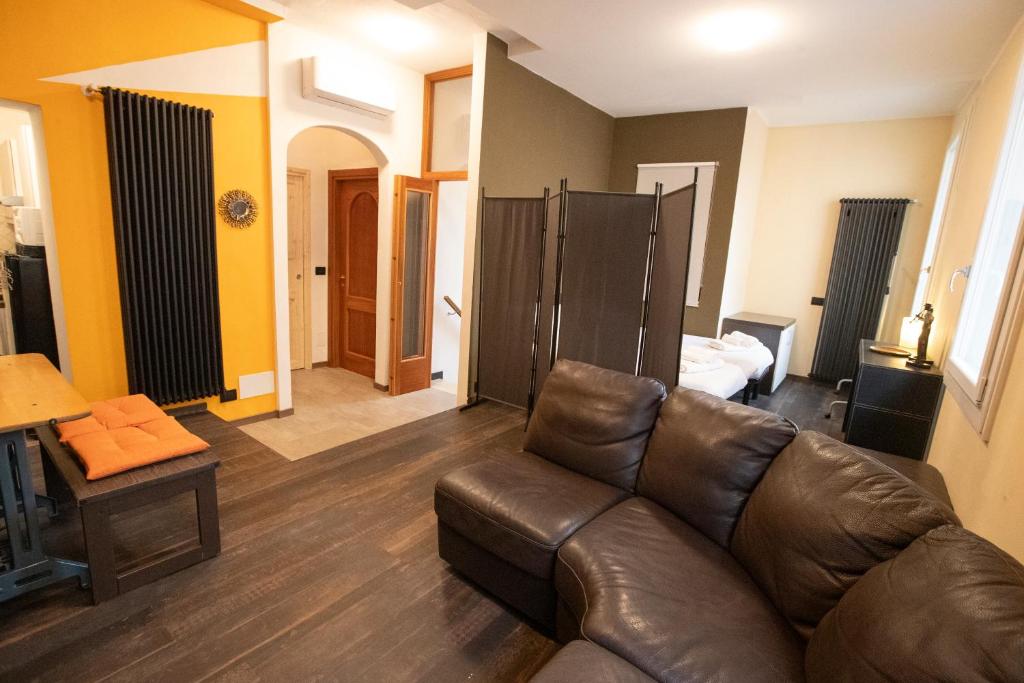 Χώρος καθιστικού στο La Casa di Hank - il Centro Storico e l Autodromo