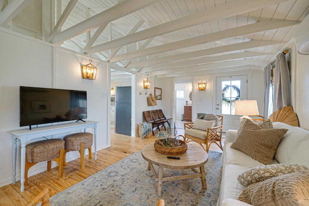 Φωτογραφία από το άλμπουμ του Vintage Surf City Cottage - 132 Steps to Beach! σε Surf City