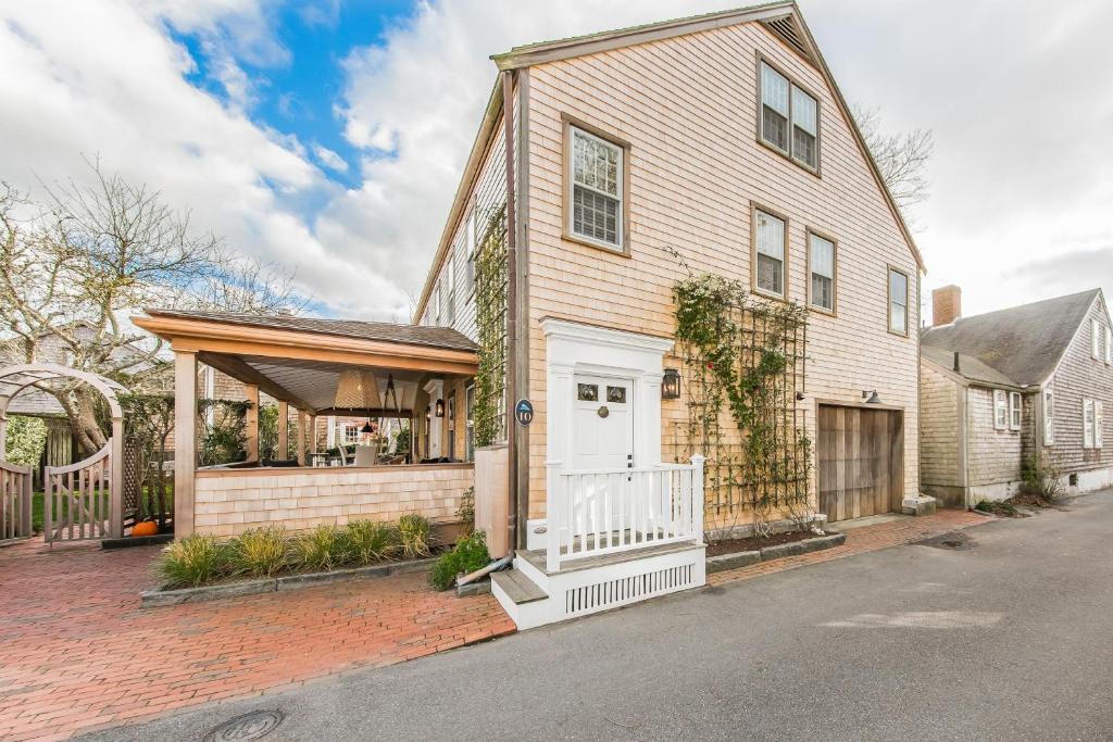 una casa blanca con una puerta blanca en una calle en Sea Lyon, en Nantucket