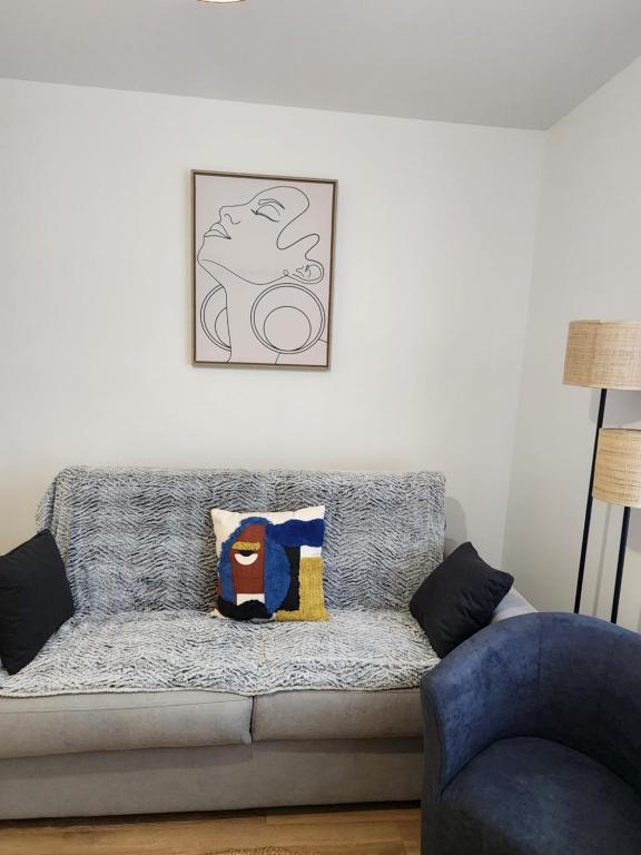 シルティカイムにあるTrois Merlettesのリビングルーム(ソファ、青い椅子付)