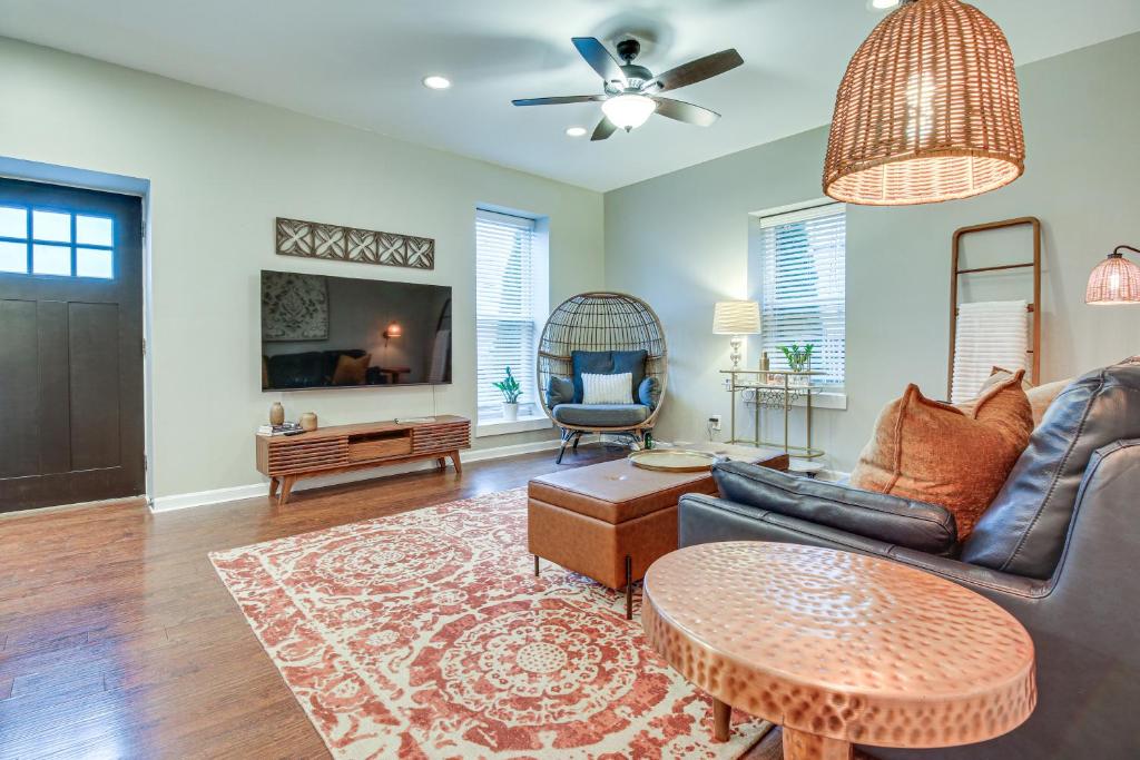 Μια τηλεόραση ή/και κέντρο ψυχαγωγίας στο Historic Loveland Apt Walk to Little Miami River!