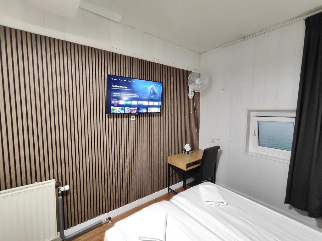 Hotel Holland Lodge - Budget Twin Room Without Window