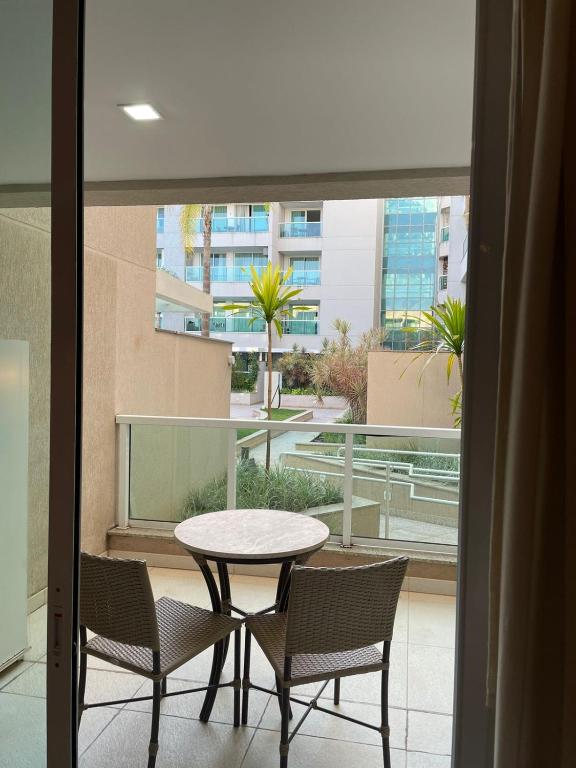 Μπαλκόνι ή βεράντα στο Estiloso Flat Brisas do Lago com terraço
