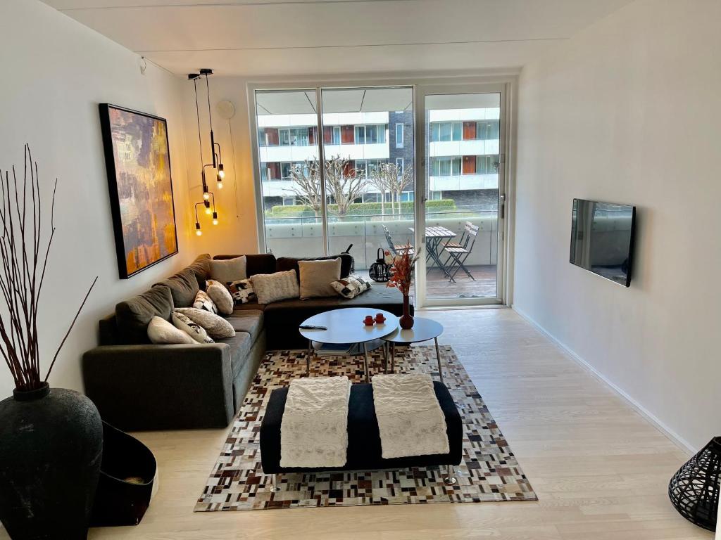 uma sala de estar com um sofá e uma mesa em High-end luxury apartment on Islands Brygge. em Copenhague