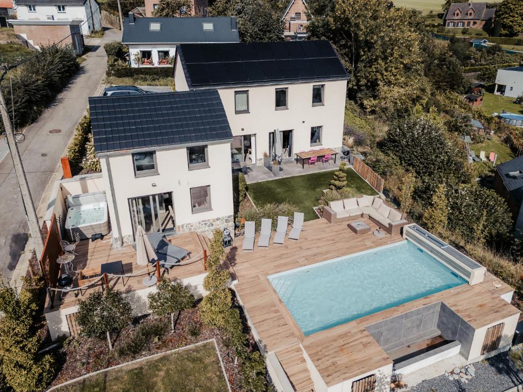 an aerial view of a house with a swimming pool at MY House's - 3 maisons avec piscine commune et la maison pour 3 personnes max avec jacuzzi privé 