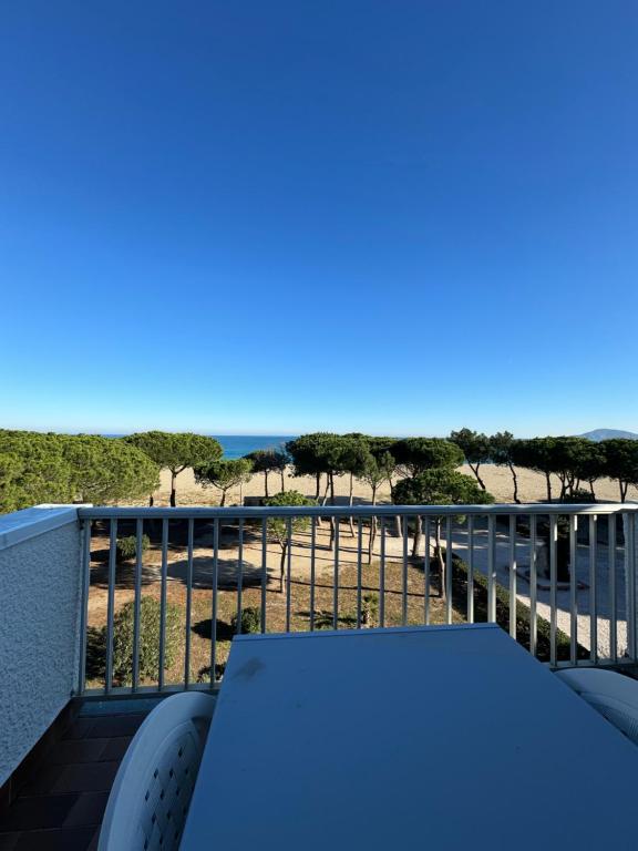 une table sur un balcon avec vue sur la plage dans l'établissement Agora - Dernier étage - Vue mer, à Argelès-sur-Mer