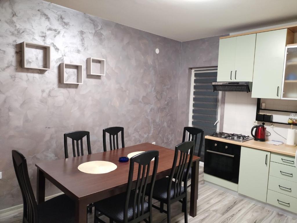 eine Küche und ein Esszimmer mit einem Tisch und Stühlen in der Unterkunft Skitnica Life in Koprivnica