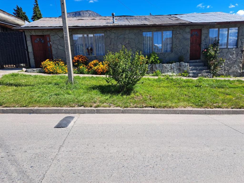 une maison sur le côté d'une rue dans l'établissement Hostal Boutique "Maryluz", à Coyhaique