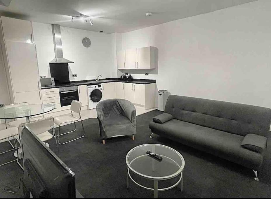 Кът за сядане в Modern 2-bed flat in Salford