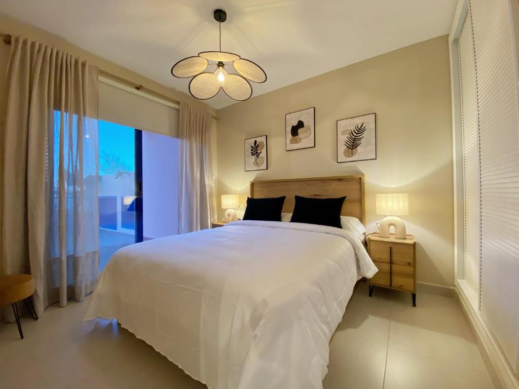 een slaapkamer met een wit bed en een groot raam bij AURA MAR Mojácar Apartment in Mojácar