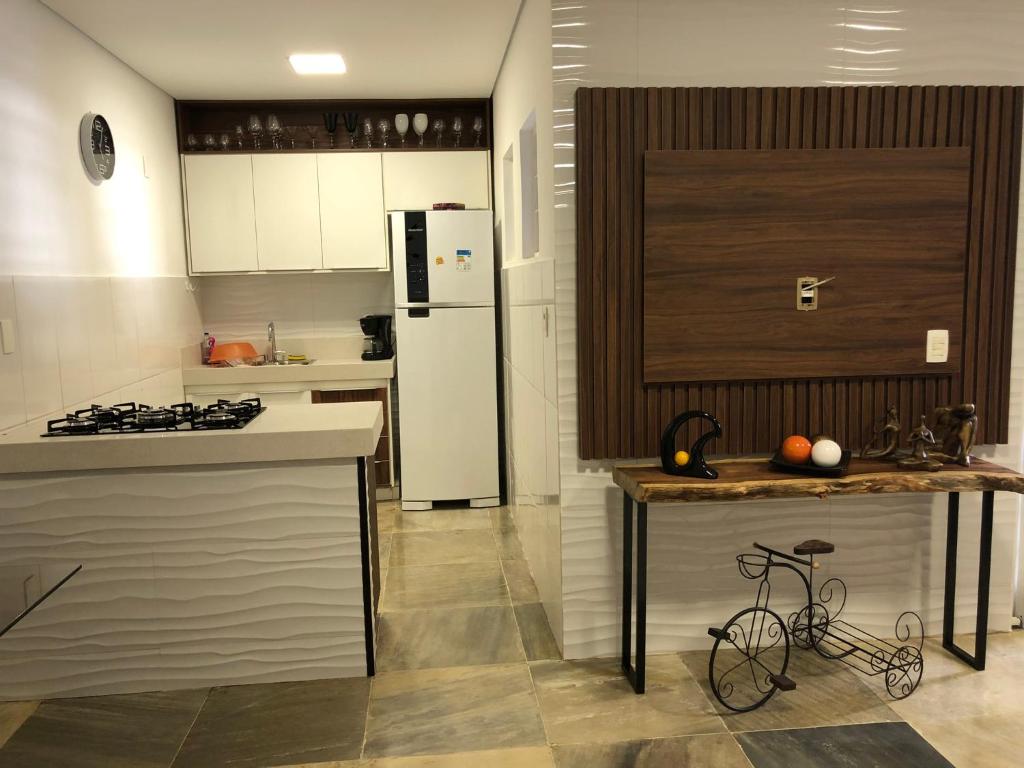 uma cozinha com um frigorífico branco e uma bancada em Próximo ao centro, perto de tudo! em Belo Horizonte