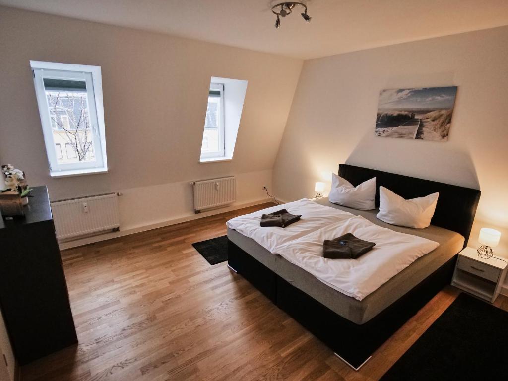 una camera da letto con un letto e due asciugamani di Appartement SCHILLER II - Erfurt Zentrum a Erfurt
