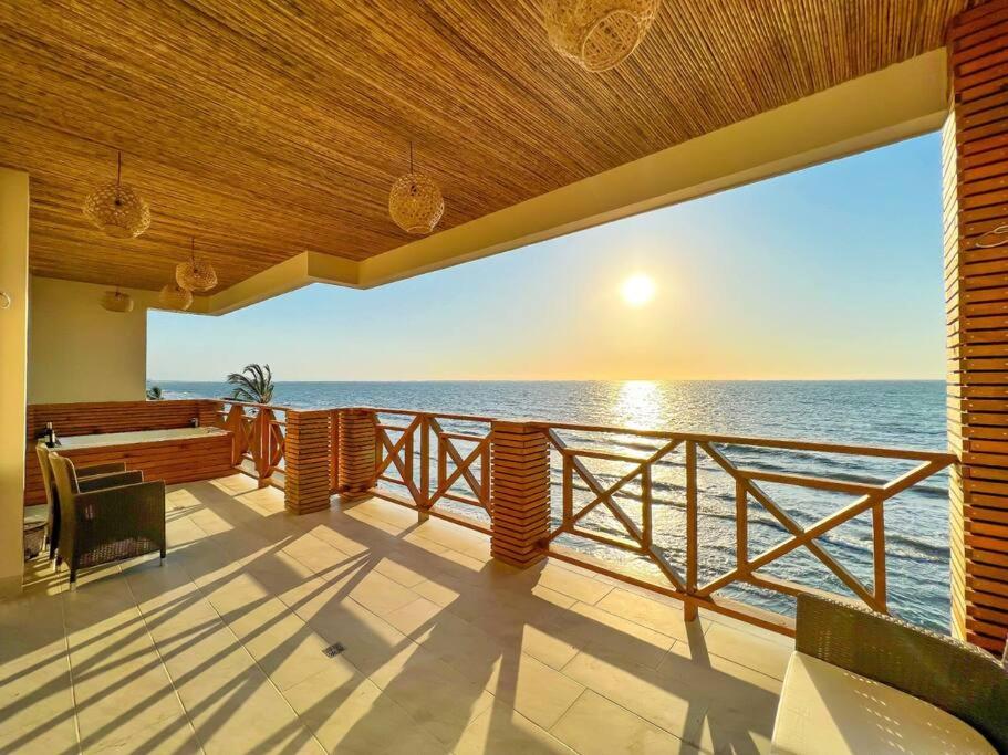 uma vista para o oceano a partir da varanda de uma casa em Suite, Eco Hotel Laguna Beach em Tolú