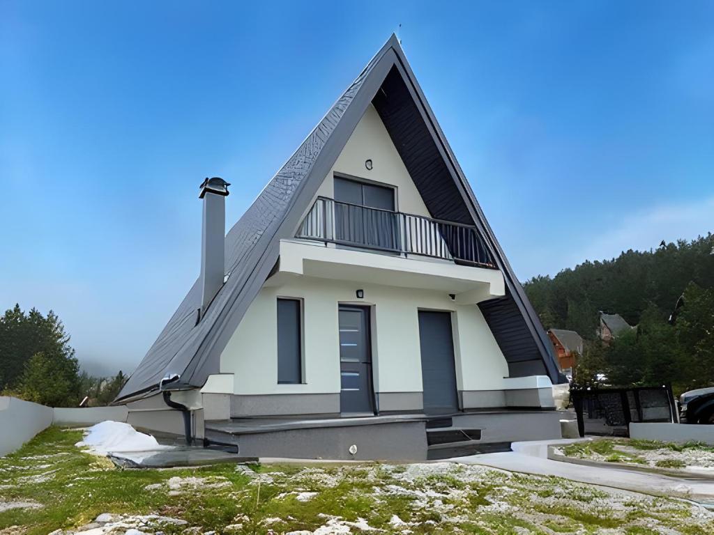 una casa con techo de gambrel en Villa Anemar en Blidinje