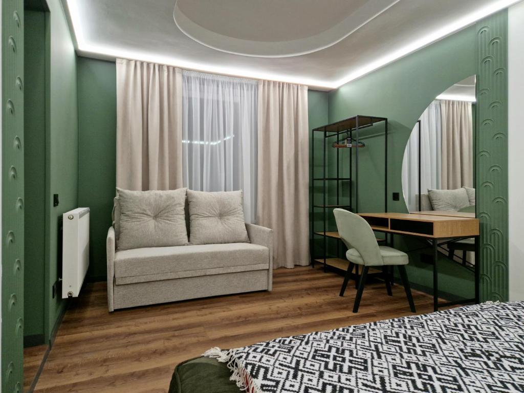 - une chambre avec un lit, un bureau et un canapé dans l'établissement Котедж Gudz, à Yaremtche