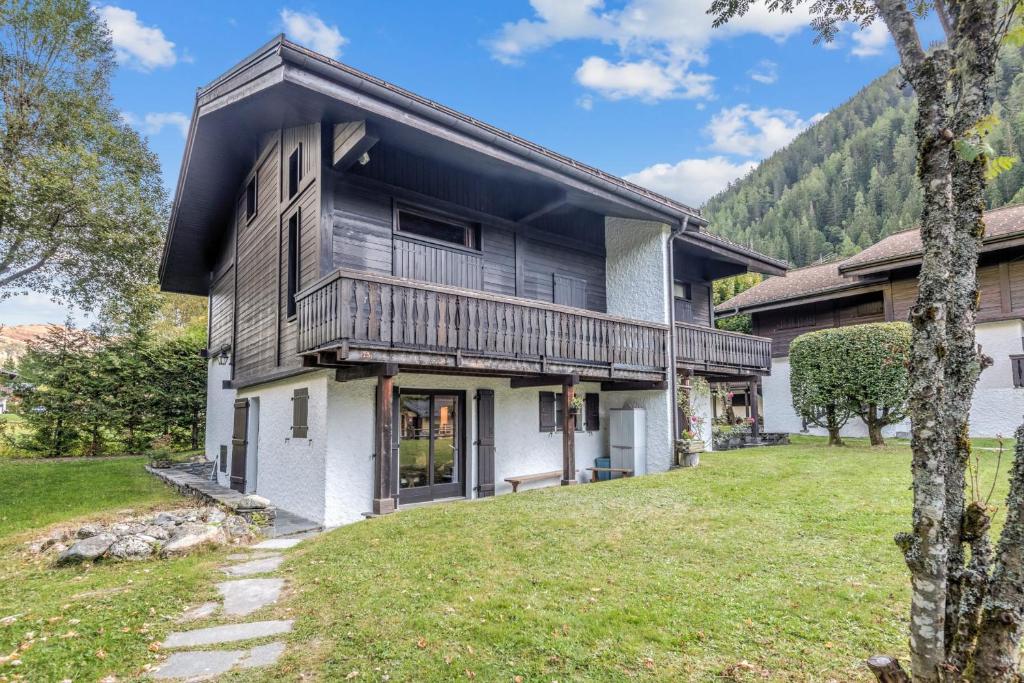 une vue extérieure d'une maison avec cour dans l'établissement Appartement Sous-Bois - Welkeys, à Chamonix-Mont-Blanc