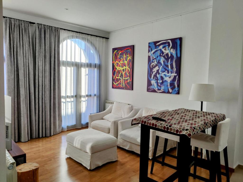 a living room with a couch and a table and chairs at Apartamento Moderno en el Centro Navarrete in Navarrete