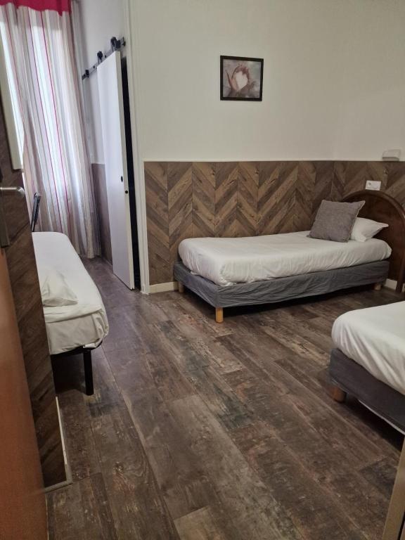 Postel nebo postele na pokoji v ubytování Hôtel Gloria