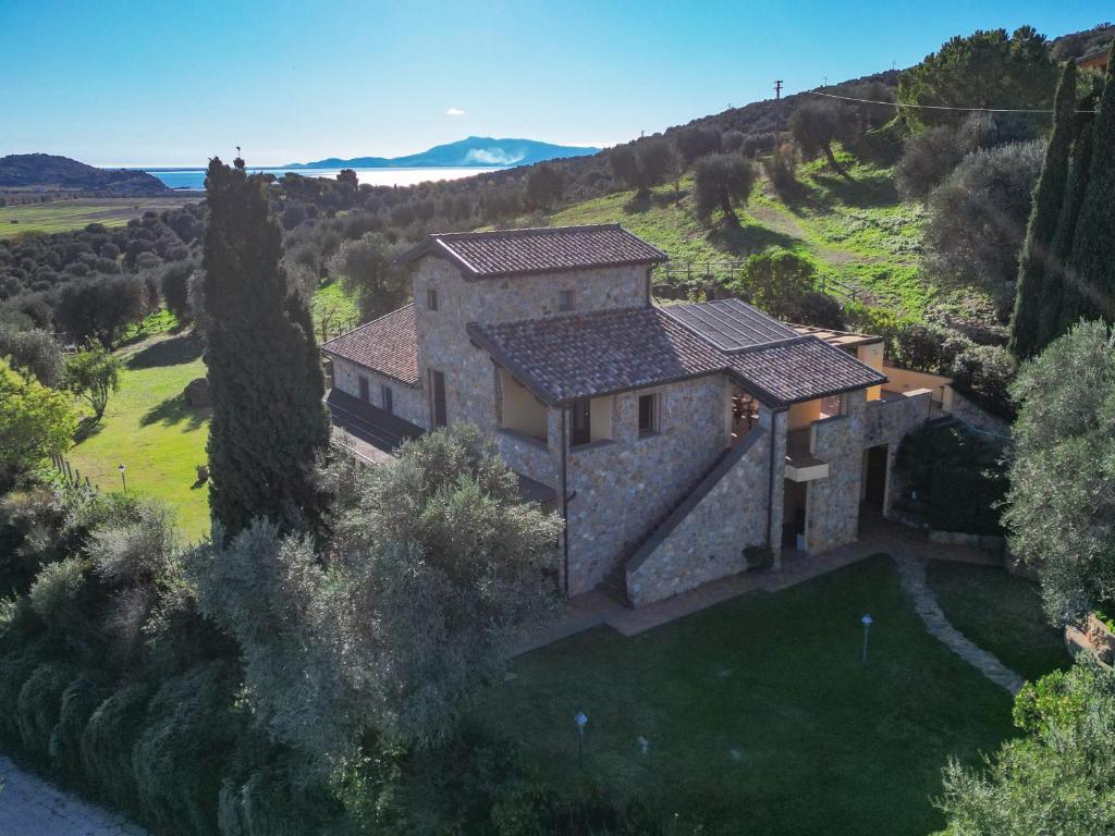 una vista aérea de una casa en un campo en Agriturismo Buratta, en Fonteblanda