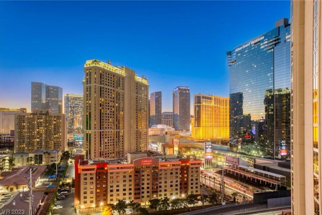 uma vista para o horizonte da cidade com edifícios altos em Newly Renovated Panorama Vista 1-BR, 2-BA Suite with Full Kitchen and Private Balcony, Corner Unit em Las Vegas