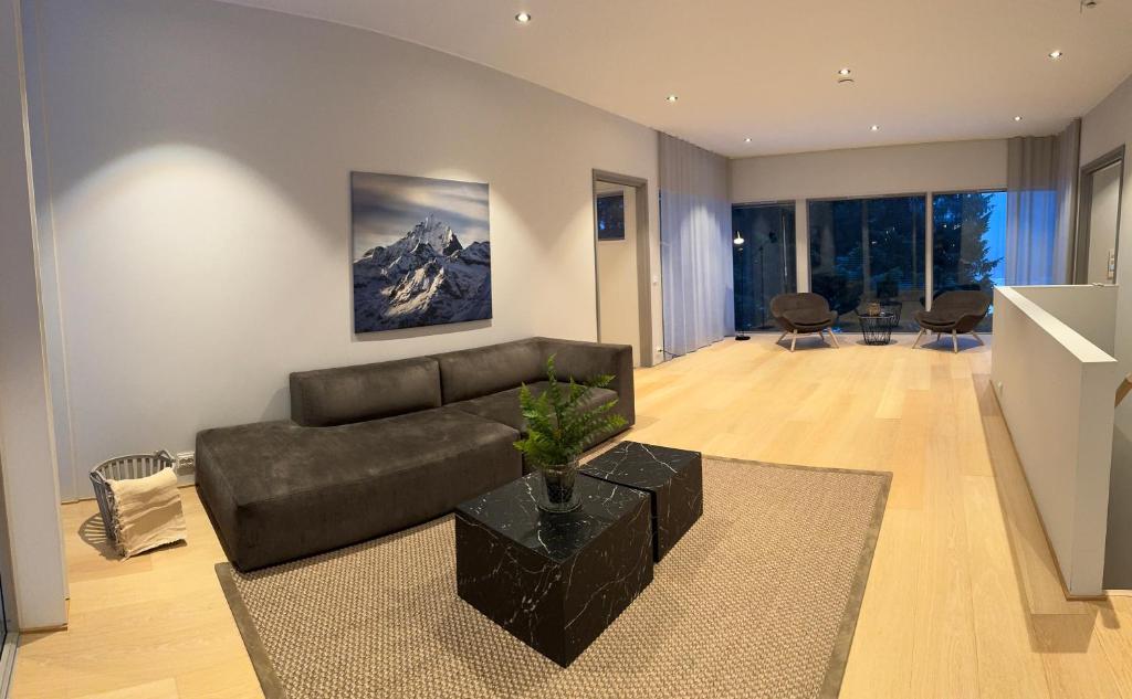 ein Wohnzimmer mit einem Sofa und einem Tisch in der Unterkunft North Apartment City house. in Tromsø