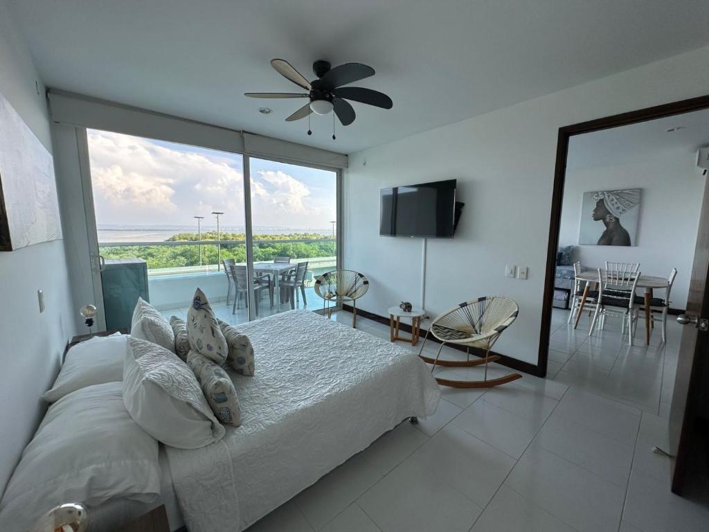 a bedroom with a bed and a view of the ocean at Espectacular apto en Cartagena con salida directa a la playa in Cartagena de Indias