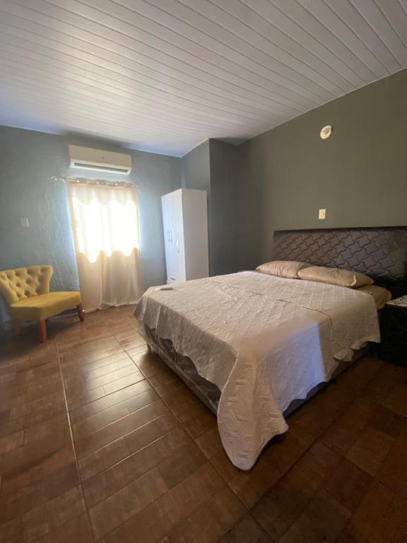 Un dormitorio con una cama grande y una ventana en Hostal RS, en Villarrica