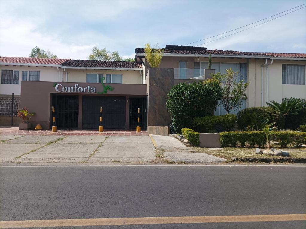 un edificio con un cartel que dice confederatio en Conforta Rentals & Spa, en Popayán