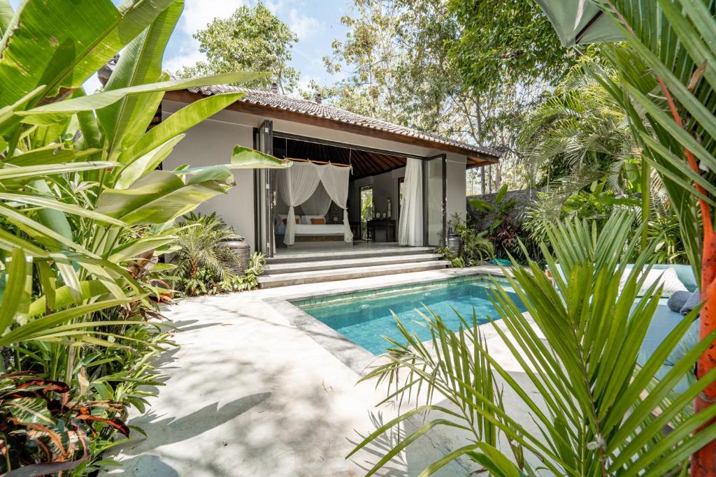 Bazén v ubytování KELUK Villas Private Pool & 7min Walk to Bingin Beach nebo v jeho okolí