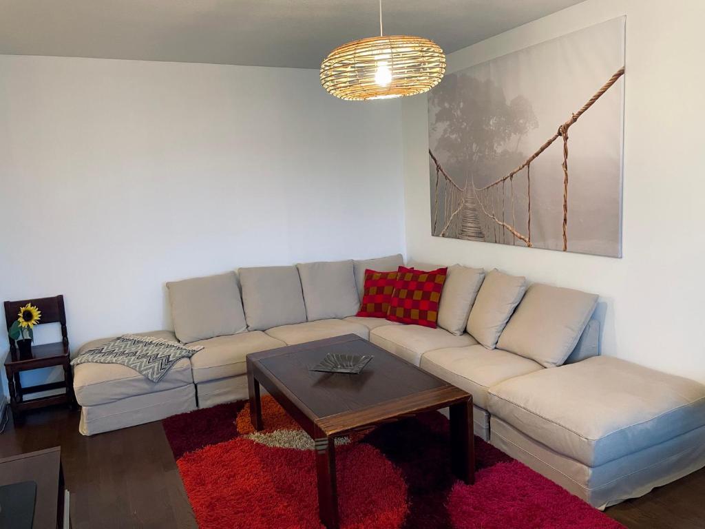 uma sala de estar com um sofá e uma mesa de centro em Ylimmän kerroksen kaksio Varkaudessa em Varkaus