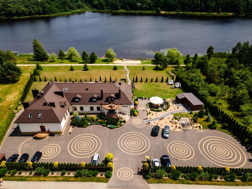 una vista aérea de una mansión con un lago en Hotel Magnat en Suchedniów