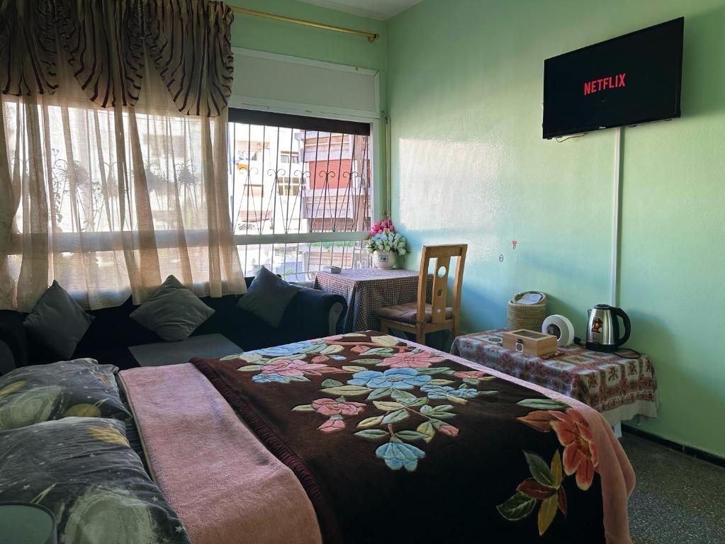TV a/nebo společenská místnost v ubytování Chambre privée en plein centre