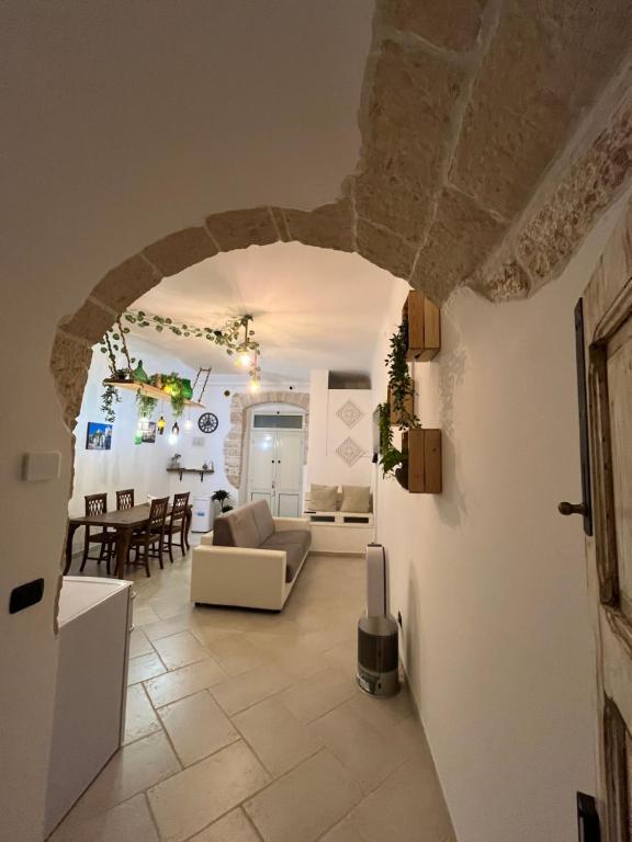 - un salon avec un canapé et une table dans l'établissement B&B Antiche Mura, à Sammichele di Bari