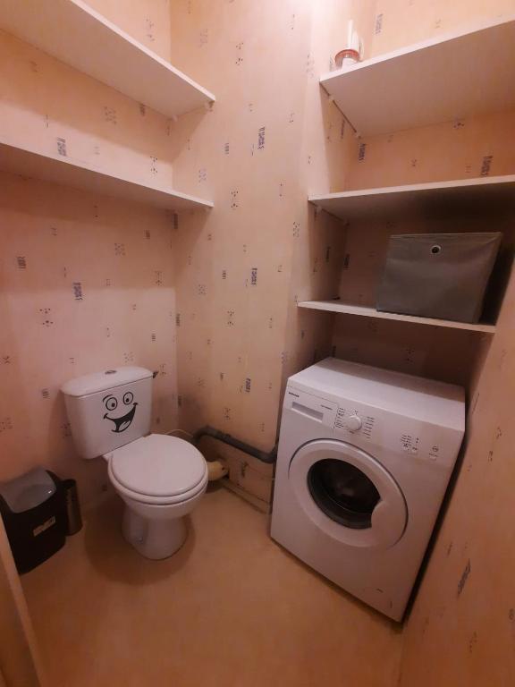 a small bathroom with a toilet and a washing machine at La Chambre Saint Jacques &amp; Rennes in Saint-Jacques-de-la-Lande