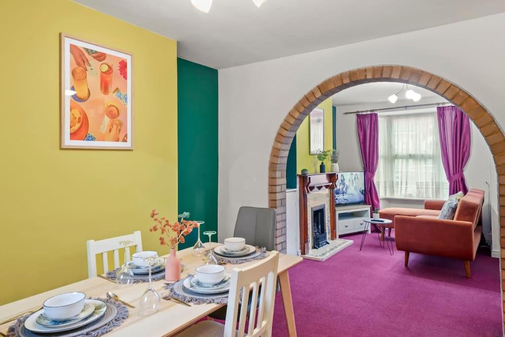 a living room with a table and a dining room at Beautiful 2 bedroom house Free Parking, Aylesbury, Adrenham st in Buckinghamshire