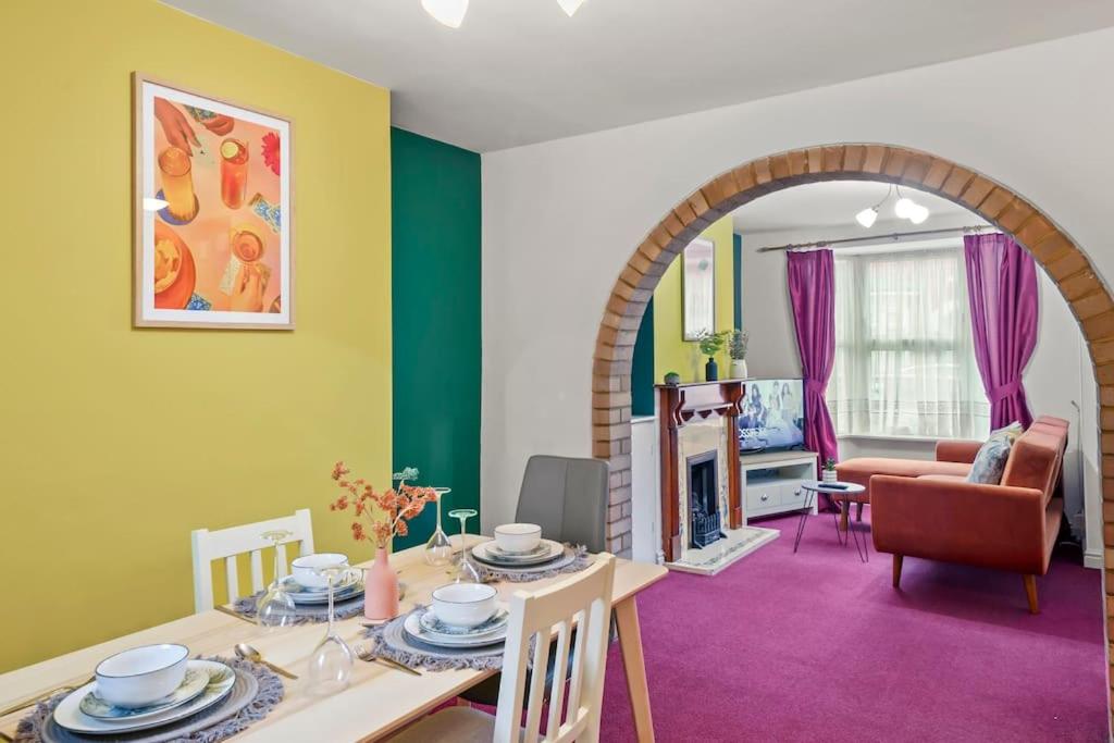 ein Wohnzimmer mit Tisch und ein Esszimmer in der Unterkunft Beautiful 2 bedroom house Free Parking, Aylesbury, Adrenham st in Buckinghamshire