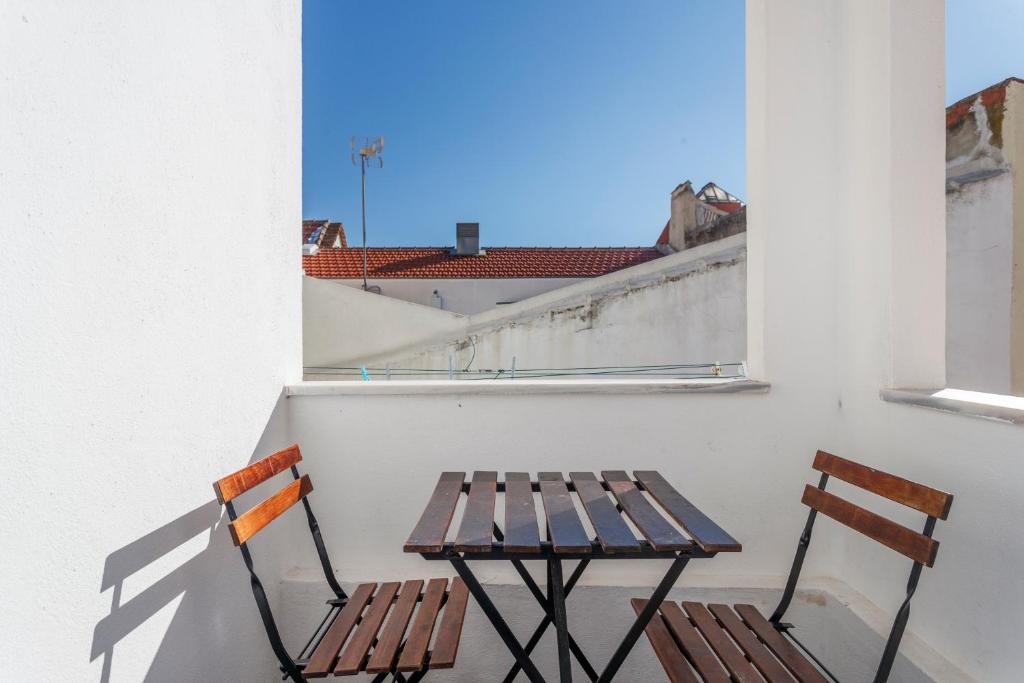 リスボンにあるLisbon City Balconyのバルコニー(椅子2脚、テーブル1台付)