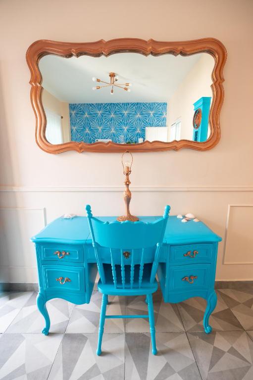 ein blauer Schminktisch mit einem blauen Stuhl und einem Spiegel in der Unterkunft Casa Navarro in La Paz
