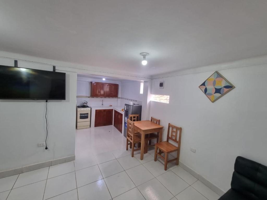 uma sala de estar com uma cozinha e uma sala de jantar em Casa Turismo Terres em Cusco