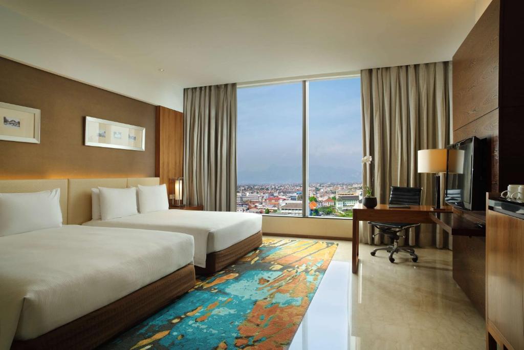 Postel nebo postele na pokoji v ubytování Hilton Bandung