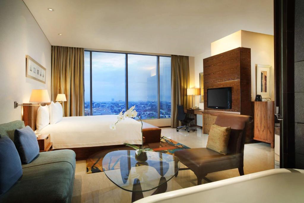 Postel nebo postele na pokoji v ubytování Hilton Bandung