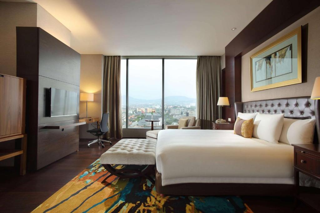 Postel nebo postele na pokoji v ubytování Hilton Bandung