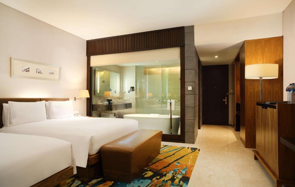 Postel nebo postele na pokoji v ubytování Hilton Bandung