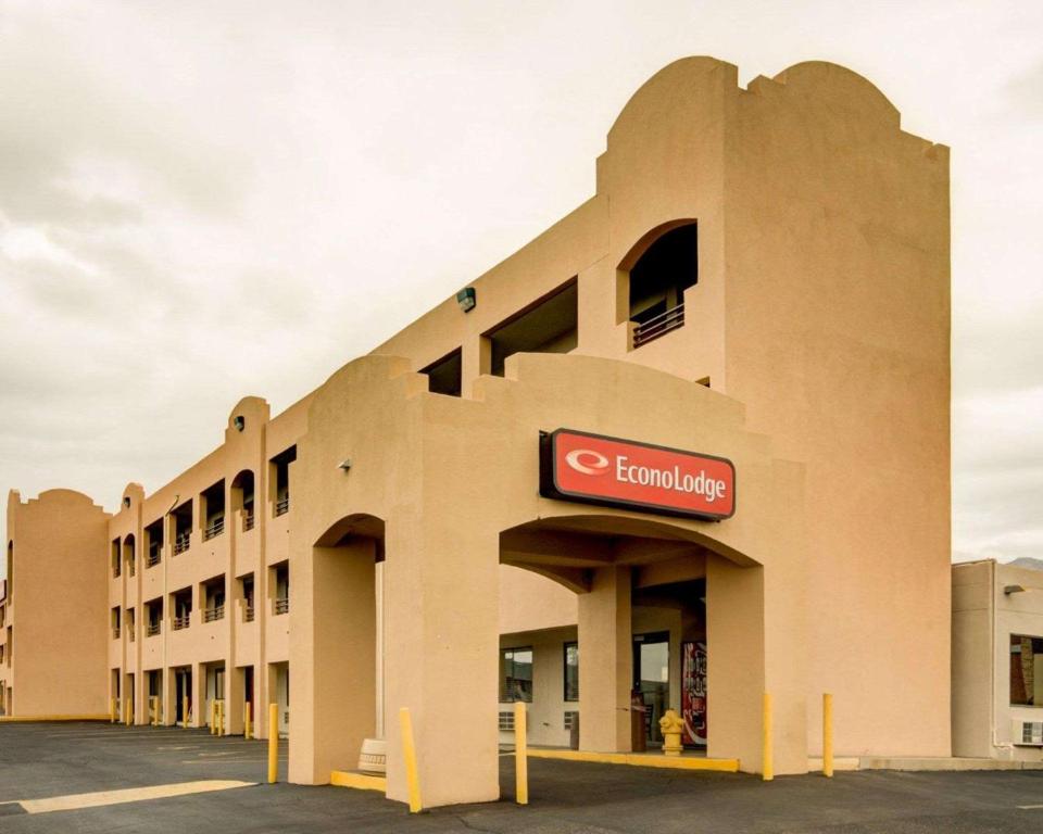 un bâtiment avec un panneau sur son côté dans l'établissement Econo Lodge East, à Albuquerque