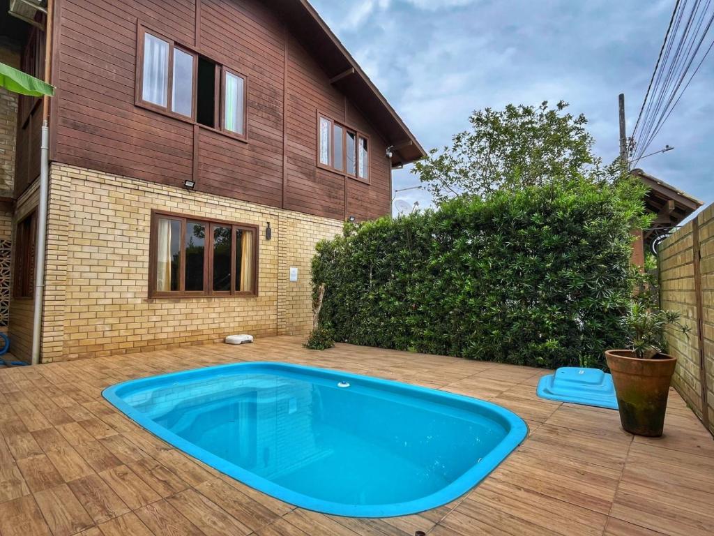 una piscina en el patio de una casa en Tô na Guarda Hostel, en Palhoça